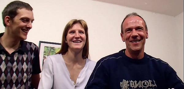 Cuckold Ehemann beim Dreier mit dummer Freundin und Fremden Deutsch